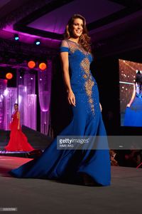 miss-universe-france-iris-mittenaere-visita-national-gift-auction-picture-id633055588.jpg