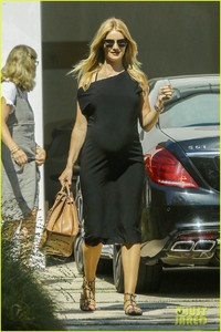 rosie-huntington-whiteley-following-her-baby-shower-01.thumb.jpg.f95e8716fbac20f7e25d161c3461a176.jpg