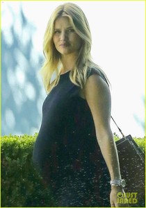 rosie-huntington-whiteley-following-her-baby-shower-02.thumb.jpg.744878eb47102d1917ed819b40cbfc0b.jpg