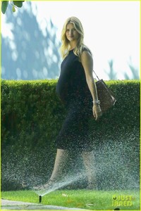 rosie-huntington-whiteley-following-her-baby-shower-03.thumb.jpg.a9eb8f197da0c058e90350be174e7d9a.jpg