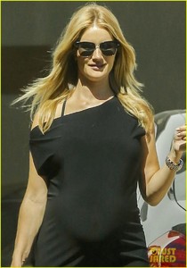 rosie-huntington-whiteley-following-her-baby-shower-04.thumb.jpg.765d11b6fe7c643feffef1d415894fe2.jpg