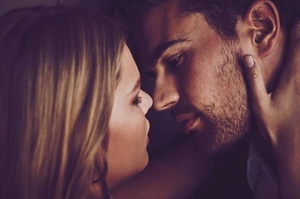 socialfeed-when-attraction-becomes-addiction-theo-james-and-anna-ewers-get-closer-in.thumb.jpg.b6223f64eb46ae5ca49fe3894459528f.jpg