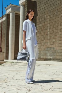 06-givenchy-resort-2018.jpg