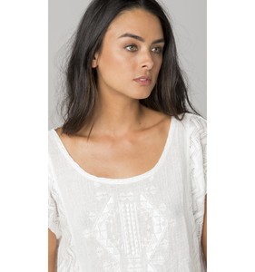 085-142-camiseta-blanca-calada.jpg