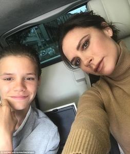 4154C66200000578-4593510-Cute_twosome_Victoria_later_shared_a_selfie_with_middle_son_Rome-a-7_1497197152630.jpg