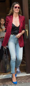 415D947D00000578-4596900-Dressing_up_the_look_The_star_had_a_chic_black_purse_in_her_hand-a-45_1497289522694.jpg