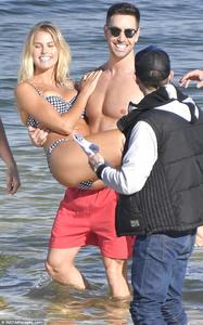 416E38A200000578-4606800-New_flame_Natalie_announced_her_new_romance_with_Neighbours_acto-m-14_1497522852834.jpg