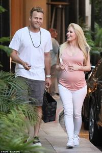 41764D6A00000578-4612526-Expecting_The_reality_couple_announced_in_May_that_their_first_c-a-24_1497663147585.jpg