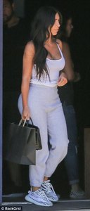 417B299800000578-4614718-Very_similar_On_Saturday_Kim_Kardashian_36_was_pictured_in_the_s-a-26_1497778931915.jpg