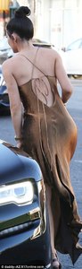 417BD1E700000578-4612890-The_Kylie_Cosmetics_founder_highlighted_her_toned_legs_and_sculp-m-114_1497676012573.jpg