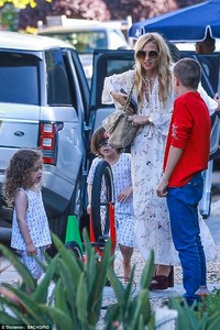 4184BAEE00000578-4615558-Rachel_Zoe_had_brought_along_her_two_sons_six_year_old_Skyler_an-a-30_1497800617644.jpg