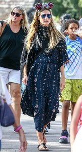 418AAF9700000578-4617346-Chilling_The_Project_Runway_host_appeared_completely_relaxed_as_-m-98_1497862386538.jpg
