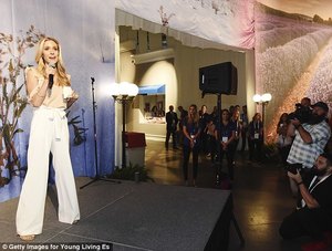 41902BB800000578-4619640-Stand_up_gal_She_no_doubt_had_them_rolling_in_the_aisles_with_on-a-20_1497922460168.jpg