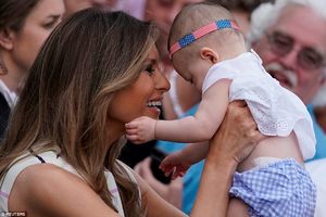 41A8743800000578-4631096-Melania_Trump_holds_a_baby_during_the_picnic_at_the_White_House_-a-49_1498181895459.jpg