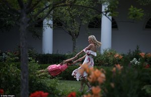 41A897CD00000578-4631096-Ivanka_Trump_is_seen_in_the_Rose_Garden_of_the_White_House_swing-a-54_1498181895771.jpg