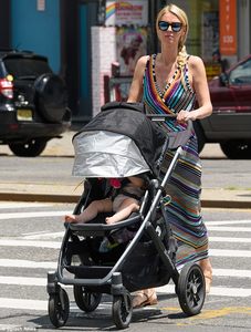 41BF419C00000578-4637986-Family_time_On_Sunday_Nicky_Hilton_33_enjoyed_precious_mommy_and-a-14_1498425886007.jpg