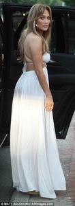 41C67C0E00000578-4640480-She_needs_time_Jennifer_Lopez_was_seen_heading_into_Hamptons_sto-a-33_1498490855268.jpg