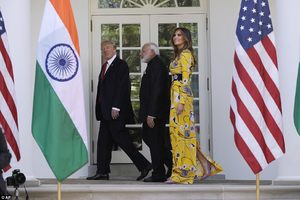 41C9253800000578-4641364-Trump_led_the_way_into_the_White_House_with_Modi_who_wore_a_jet_-a-29_1498533006565.jpg