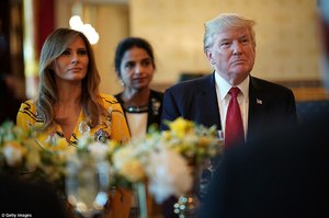 41C9E82900000578-4641364-Trump_and_Melania_listen_as_Indian_Prime_Minister_Narendra_Modi_-a-115_1498534449038.jpg