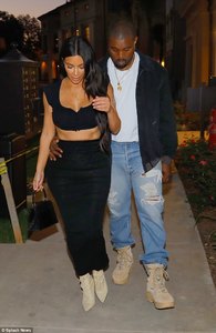 41CF0B5A00000578-4644114-Kicks_by_Kanye_The_stunner_wore_beige_lace_up_Yeezy_boots_that_w-a-46_1498579440088.jpg