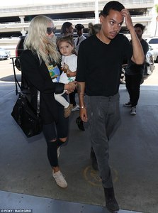 41D99D4700000578-4649378-Leaving_empty_handed_Her_husband_Evan_Ross_looked_like_he_did_no-a-5_1498708005583.jpg