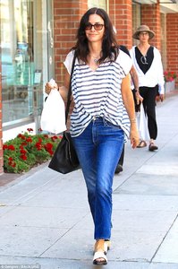 41DB502300000578-4649444-Au_natural_Courteney_Cox_53_was_sporting_a_much_more_natural_loo-a-6_1498708334888.jpg