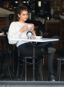41DC769700000578-0-Coffee_time_The_brunette_swept_her_tresses_up_into_a_messy_bun_a-m-341_1498737567475.jpg