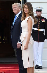 41E3AFD800000578-4652752-She_appeared_to_be_in_high_spirits_as_did_the_president_as_they_-m-76_1498781485153.jpg