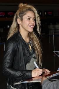       shakira030617BZNimage10.jpg