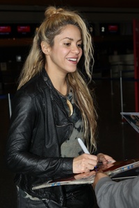       shakira030617BZNimage11.jpg