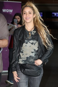       shakira030617BZNimage15.jpg