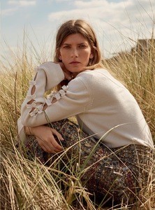 593b6ea9cd25e_HarpersBazaarUK-July2017-33.thumb.jpg.394b414954815026f8417af602fedd01.jpg
