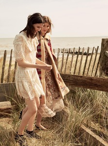 593b6ed117e1b_HarpersBazaarUK-July2017-24.thumb.jpg.ece1d4bd07c75b117f665db575a7199f.jpg