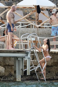     emrata110617BZNimage7.jpg