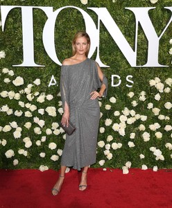 Carolyn+Murphy+2017+Tony+Awards+Arrivals+lhUr5Zv-qEix.jpg