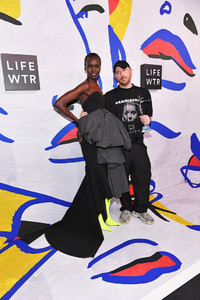 Alek+Wek+LIFEWTR+Winner+Walk+CFDA+Awards+2017+7zPyCI7LNY9x.jpg