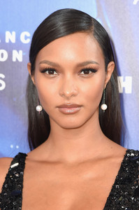 Lais+Ribeiro+2017+Fragrance+Foundation+Awards+OxDtdJzD5Fkx.jpg