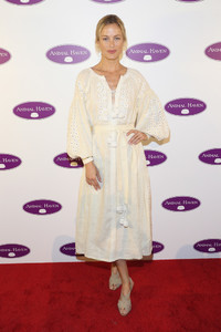 Carolyn+Murphy+Animal+Haven+50th+Anniversary+GQ-qZrsqEEfx.jpg
