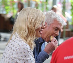    hollyw160617BZNimage10.jpg