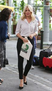    hollyw160617BZNimage16.jpg