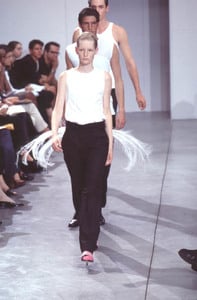 594403e89e3b9_HelmutLangSpringSummer1999NewYorkFashionWeek.thumb.jpg.15c13442cd1e1ef8c01407949ba5eb6b.jpg