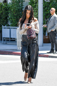 Kourtney+Kardashian+hot+leather+pants+bc2S4YJfgvex.jpg