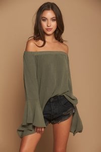 594c93091e733_St.LuciaOffTheShoulderBlouse-5.thumb.jpg.816f67d80dc494902dc2715946ec536a.jpg