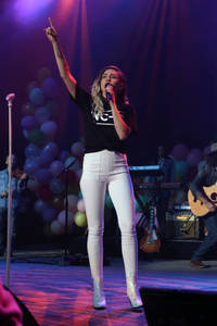 Miley Cyrus performs on stage during the 2017 BLI Summer Jam at Nikon at Jones Beach Theater on June 16, 2017 in Wantagh, New York 13.jpg