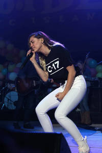 Miley Cyrus performs on stage during the 2017 BLI Summer Jam at Nikon at Jones Beach Theater on June 16, 2017 in Wantagh, New York 12.jpg