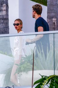 Romee-Strijd-and-Laurens-van-Leeuwen-out-in-Miami--11-662x993 (1).jpg