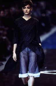 59543a0144517_YohjiYamamotoSpringSummer1996ParisFashionWeek.thumb.jpg.b6c4180e0f204f513893fd22a8ba937e.jpg