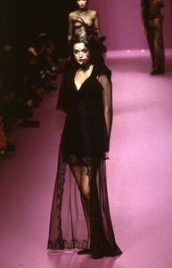 59543d2cbe308_LolitaLempickaFallWinter19971998ParisFashionWeek3.thumb.jpg.a41327faf892e58063f248c214248c39.jpg