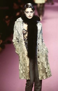 59543d2fb0baf_LolitaLempickaFallWinter19971998ParisFashionWeek.thumb.jpg.824155217997e3ac8bfa072cc25cbf2c.jpg