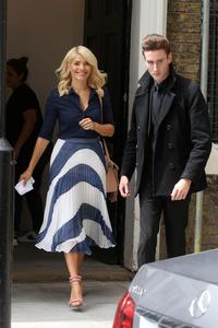 hollyw300617BZNImage101.jpg